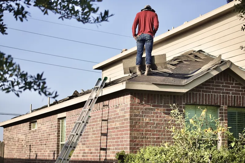 Professional roofer working on a residential roof in Currytown